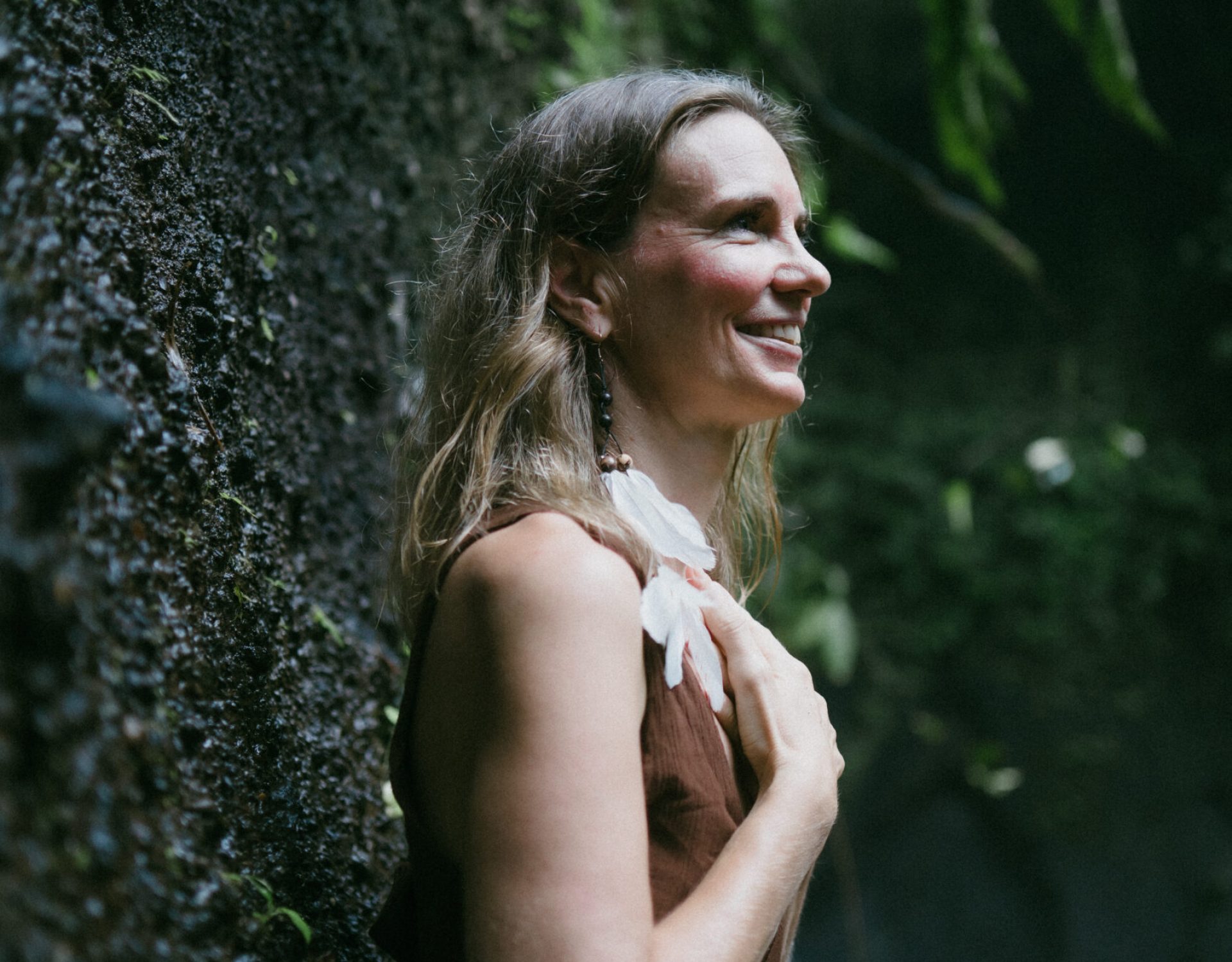 Julia am Baum Wasserfall